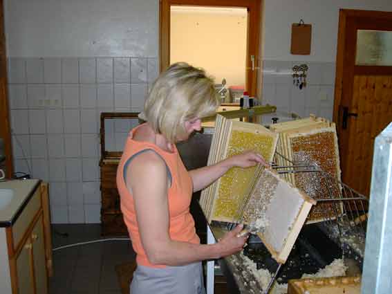 Margret beim Entdeckeln